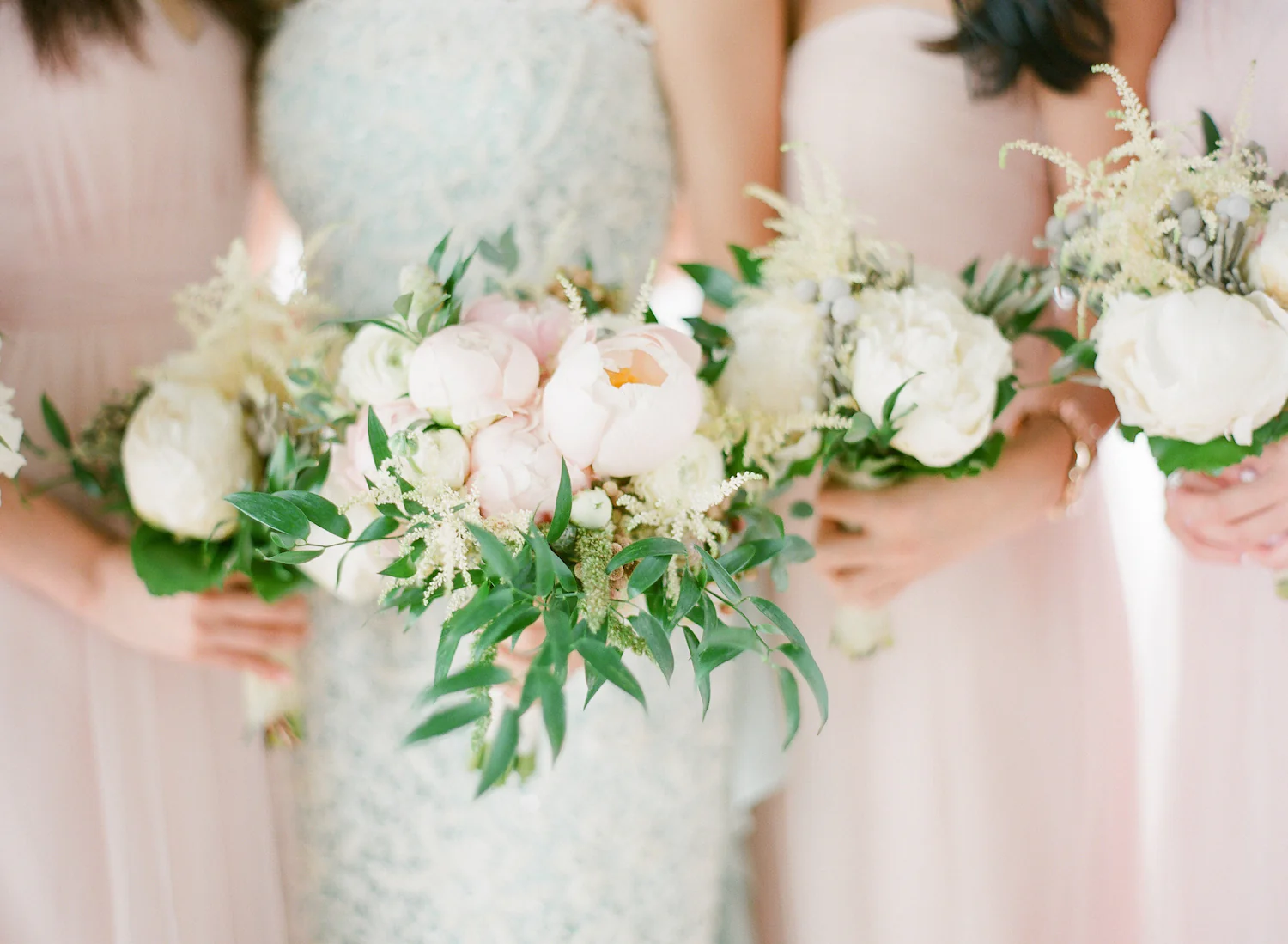 Bridesmaid buketi — peonije i pastelni florali · Inzira Atelier
