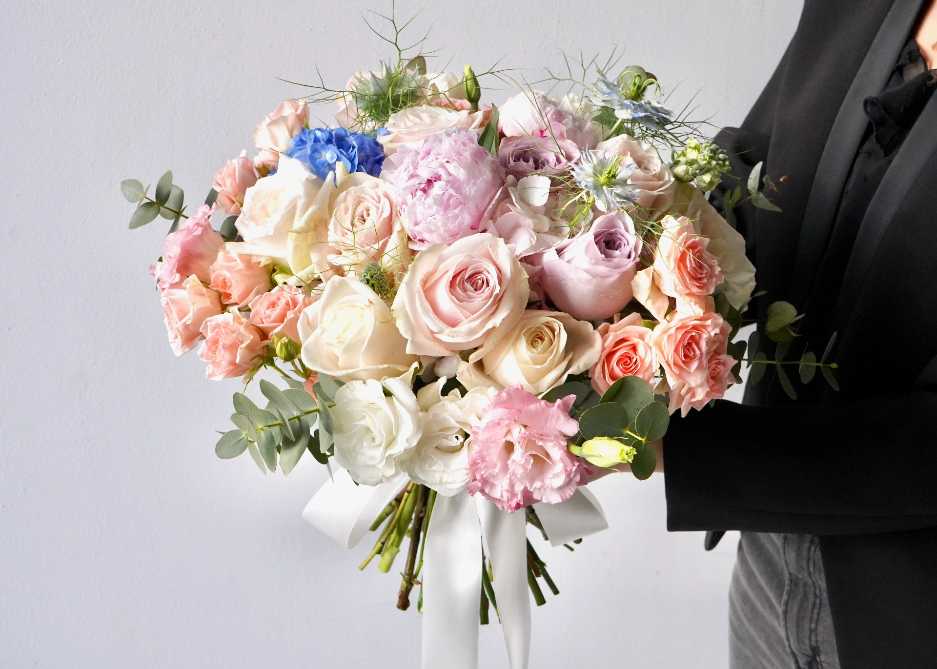 Pastelni bridal buket — ruže, peonije, eukaliptus · Inzira Floral Atelier Gradačac
