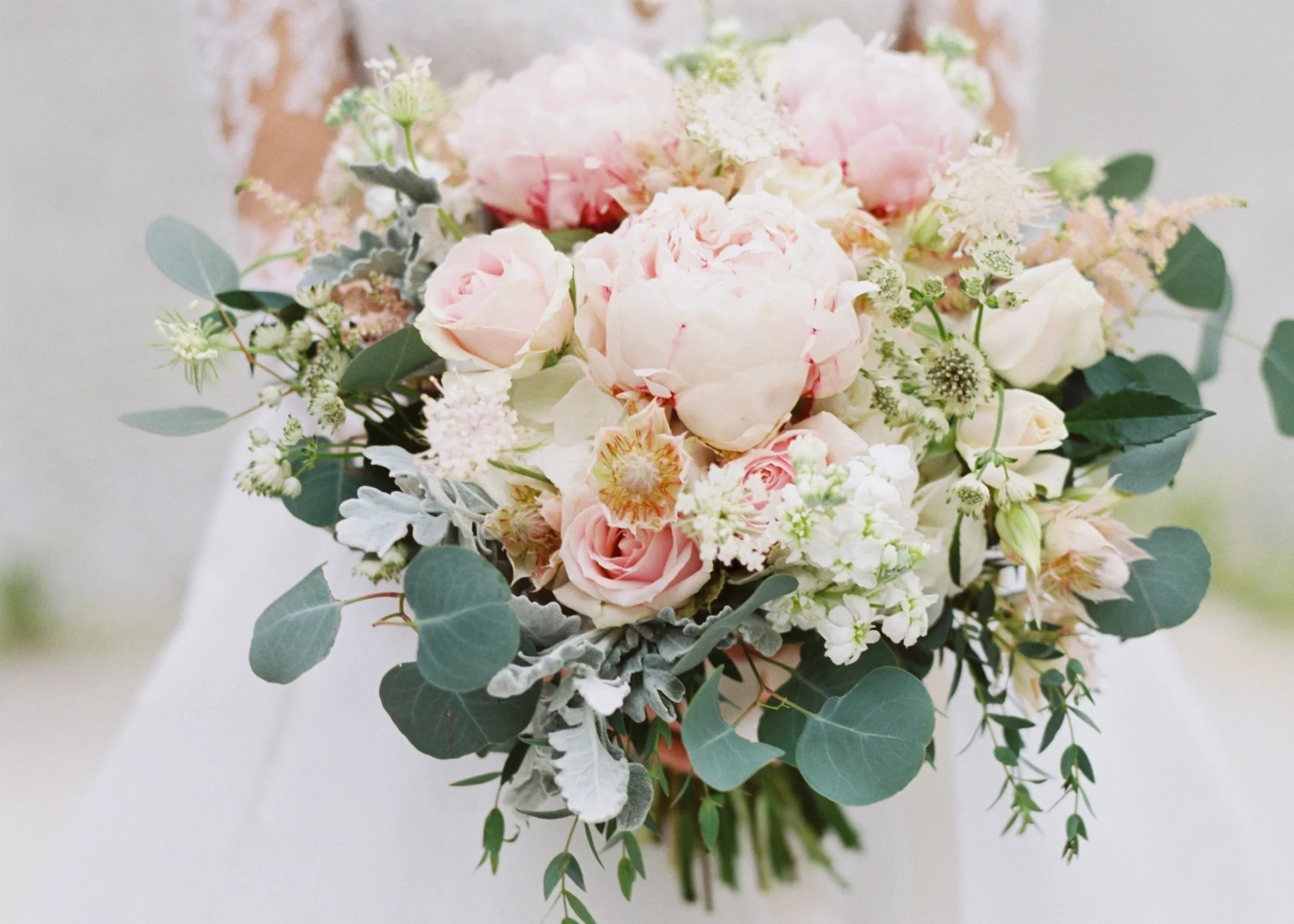 Romantičan bridal buket s peonijama i eukaliptusom · Inzira Atelier